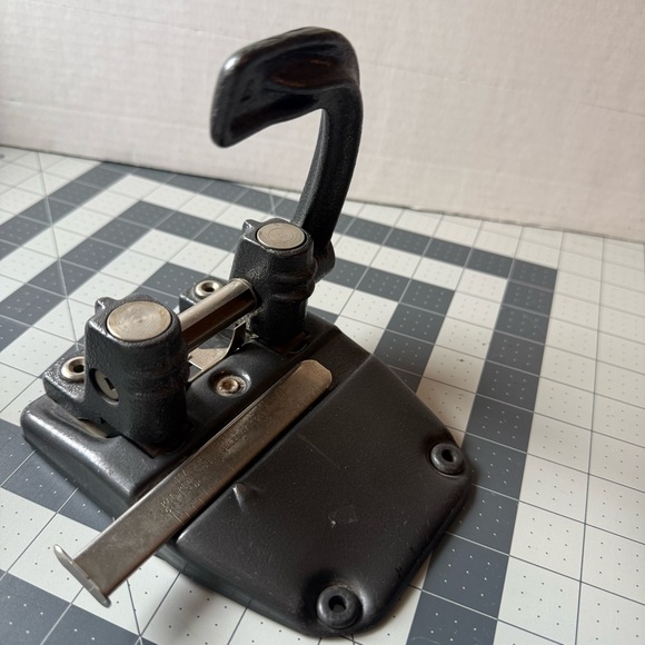 Master Products 2-Hole Paper Punch Model 3275 Heavy Duty Vintage - Picture 1 of 6